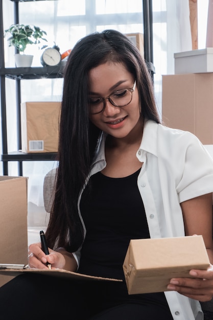 Paquetes de envío de cheques de mujer asiática