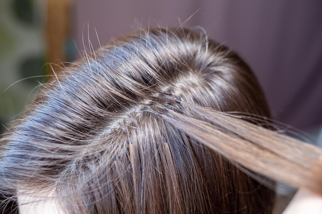 Foto paquetes de extensiones de cabello en la cabeza de una mujer extensiones de cabello para engrosar tus propias hebras individuales