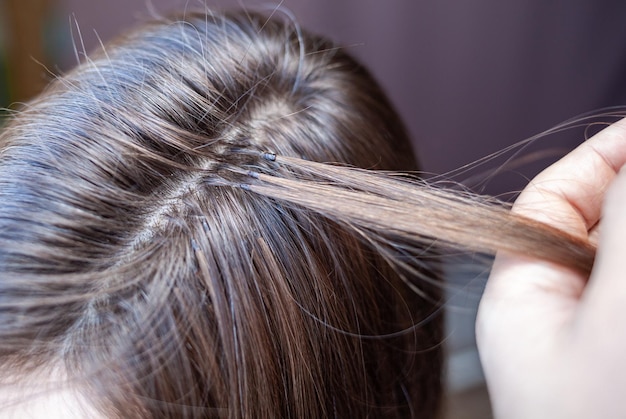 Foto paquetes de extensiones de cabello en la cabeza de una mujer extensiones de cabello para engrosar las tuyas hebras individuales