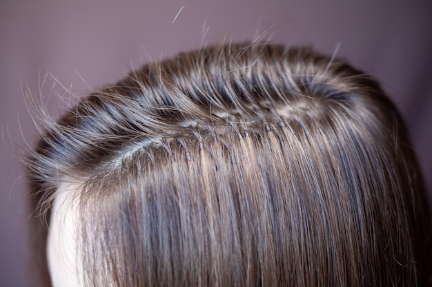 Foto paquetes de extensiones de cabello en la cabeza de una mujerextensiones de cabello para engrosar tus propias hebras individuales