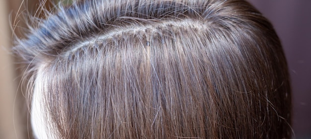 Foto paquetes de extensiones de cabello en la cabeza de una mujerextensiones de cabello para engrosar tus propias hebras individuales