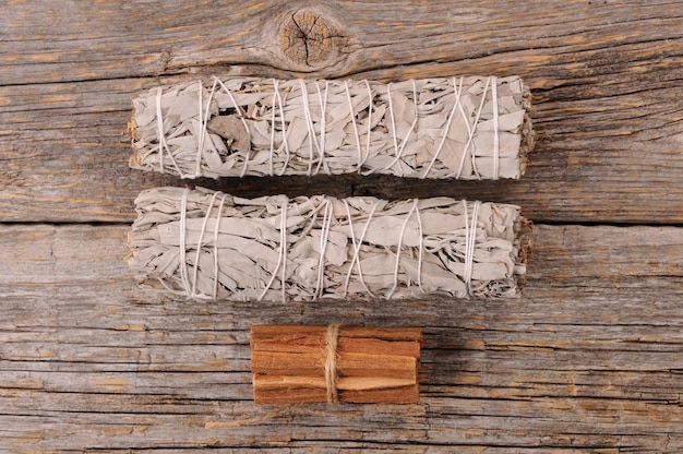 Foto paquetes de manchas de salvia blanca seca y palitos de palo santo