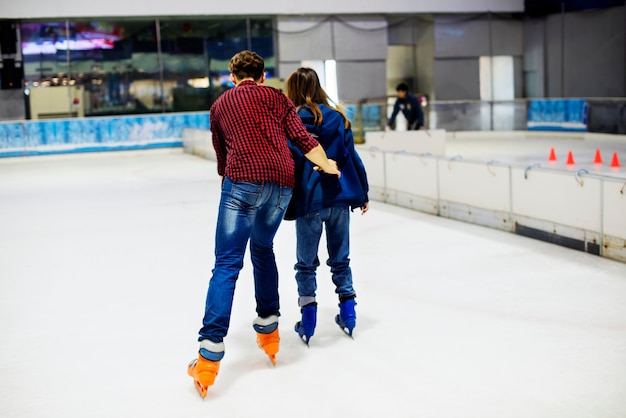 Foto par adolescente, segurar passa, e, patinação gelo, junto