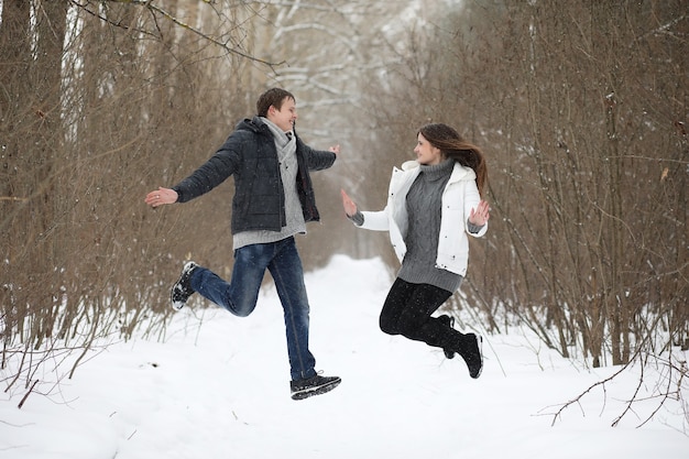 Un par de amantes en una fecha tarde de invierno en una ventisca de nieve