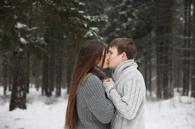 Un par de amantes en una fecha tarde de invierno en una ventisca de nieve