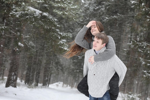 Un par de amantes en una fecha tarde de invierno en una ventisca de nieve