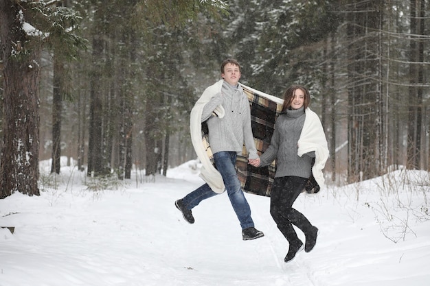 Un par de amantes en una fecha tarde de invierno en una ventisca de nieve