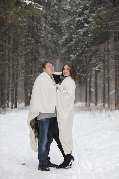 Un par de amantes en una fecha tarde de invierno en una ventisca de nieve