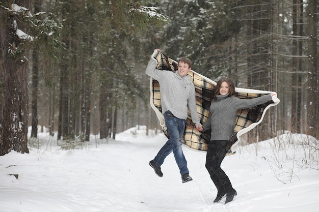 Un par de amantes en una fecha tarde de invierno en una ventisca de nieve