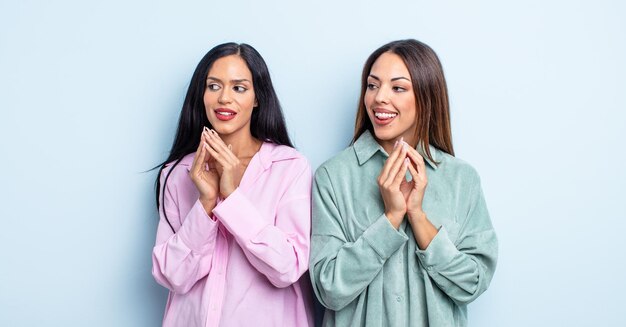 un par de amigas expresando un concepto