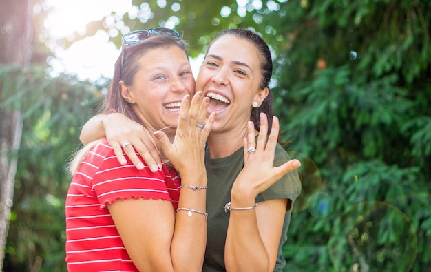 Foto un par de amigos están sonriendo y divirtiéndose al aire libre