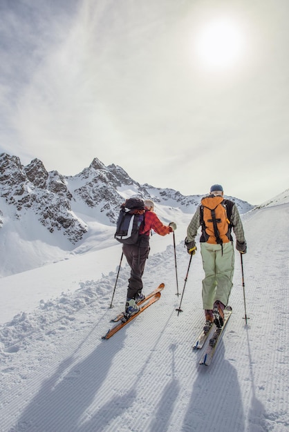 Un par de amigos jubilados se dedican al esquí de montaña