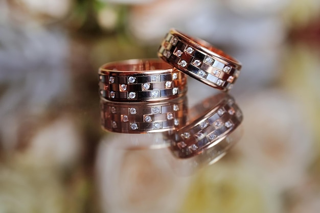 Par de anillos de boda en la mesa