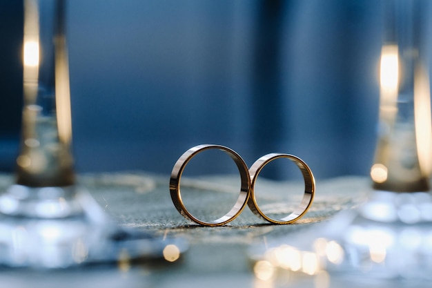 Un par de anillos de boda de oro. Dos anillos de boda.