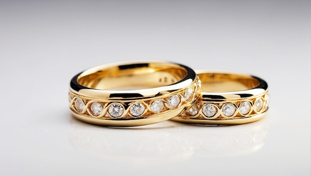 Un par de anillos de bodas de oro en una foto macro de fondo blanco