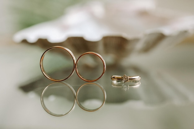 Un par de anillos de bodas de oroDos anillos de bodas