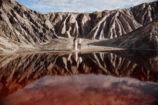 Par apaixonado, abraçando, montanhas, e, lago vermelho