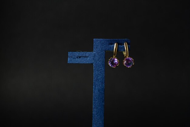 Un par de aretes con un fondo azul.