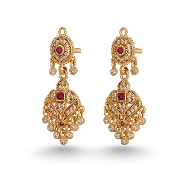 Un par de aretes de oro con piedras rojas.