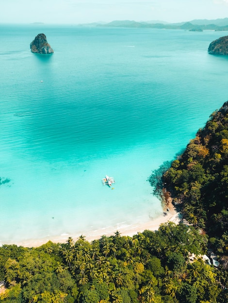 Foto un par de barcos que están en el agua