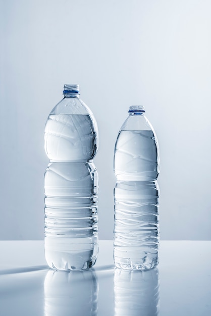 Foto par de botellas de agua