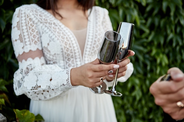 Par brindando copas de vino para la celebración