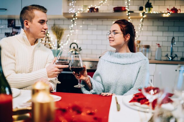 Par brindar copas de vino en la víspera de Navidad