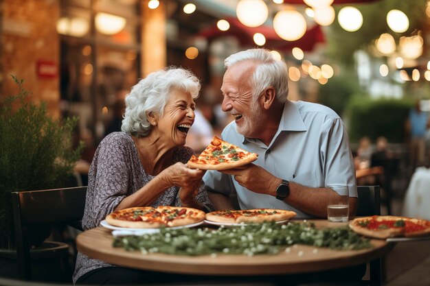 Un par de caballeros mayores con cabello blanco sonríen mientras comen una pizza Celebrando el aniversario en una pizzería sentado al aire libre Concepto de gente feliz