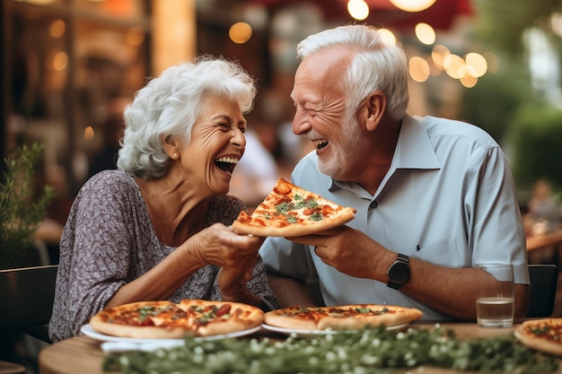 Un par de caballeros mayores con cabello blanco sonríen mientras comen una pizza Celebrando el aniversario en una pizzería sentado al aire libre Concepto de gente feliz