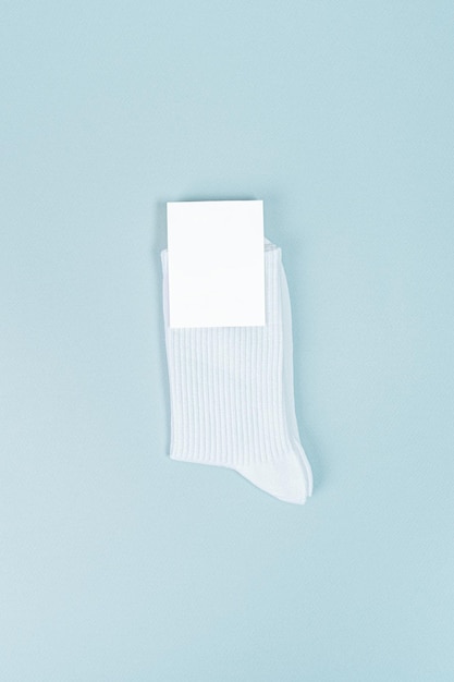 Par de calcetines blancos con etiquetas en blanco. maqueta con etiqueta en blanco