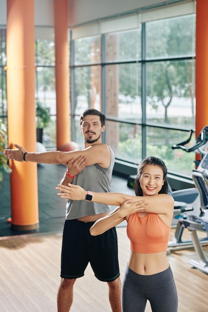 Par de calentamiento en el gimnasio