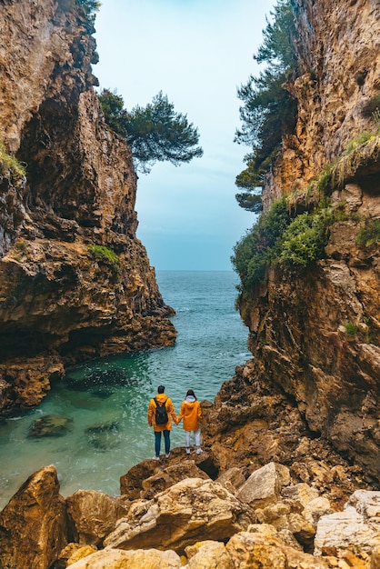 Par de caminatas a la playa del mar en el cañón