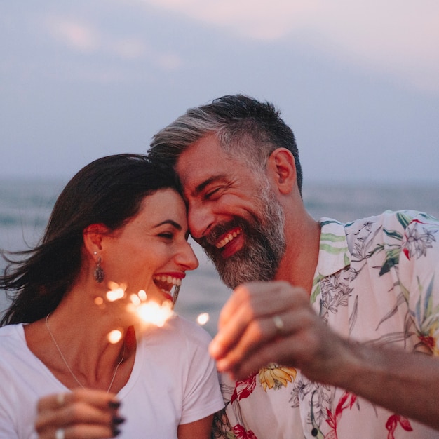 Par, celebrando, com, sparklers, praia