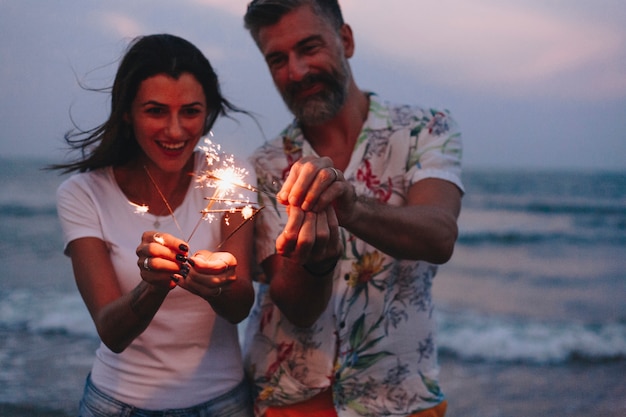 Par, celebrando, com, sparklers, praia