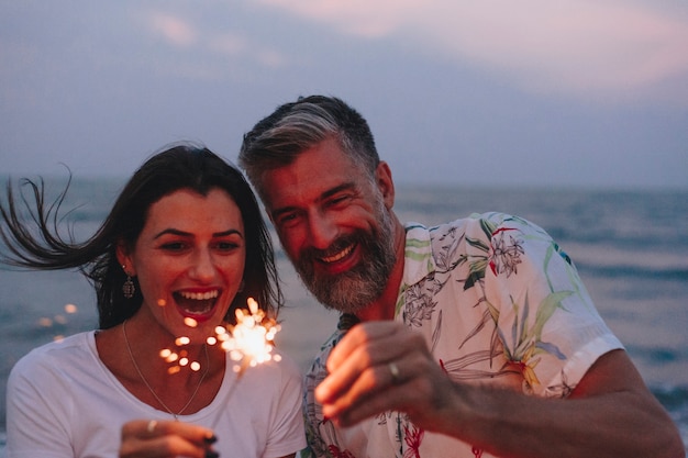 Par, celebrando, com, sparklers, praia