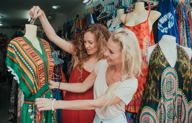 Un par de chicas guapas que visitan las atracciones principales de Bangkok