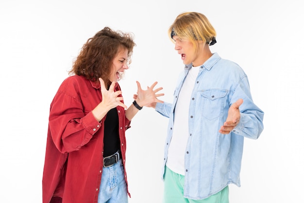 Un par de chicas y hombres en ropa casual jurando en blanco