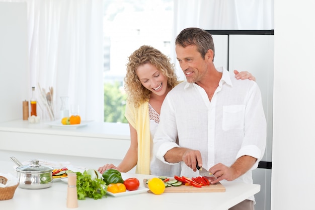 Par cocinar juntos en su cocina