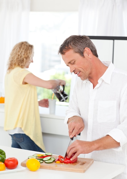 Par cocinar juntos en su cocina