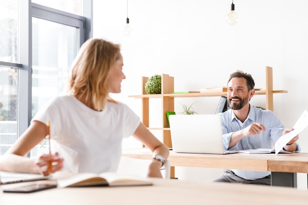 Par de colegas discutiendo el trabajo