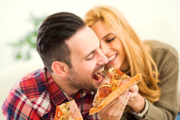 Foto par, comendo pizza