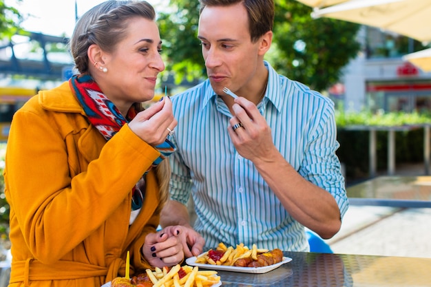 Par, comer, alemão, currywurst, em, levantar