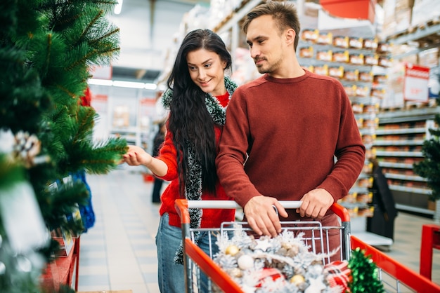 Par comprar árbol de Navidad en el supermercado