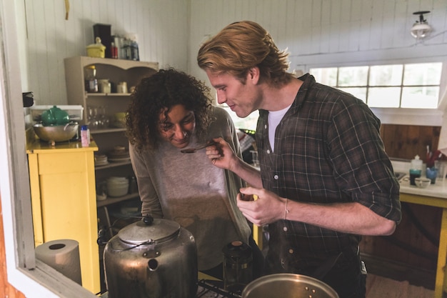 Foto par, cozinhar, junto, em, um, cabana