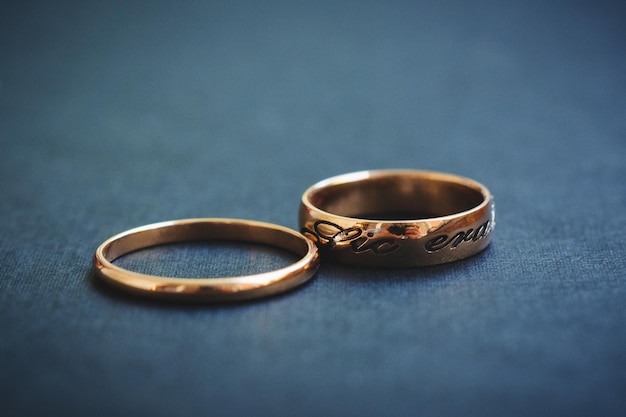 Par de alianças de ouro para uma cerimônia de casamento