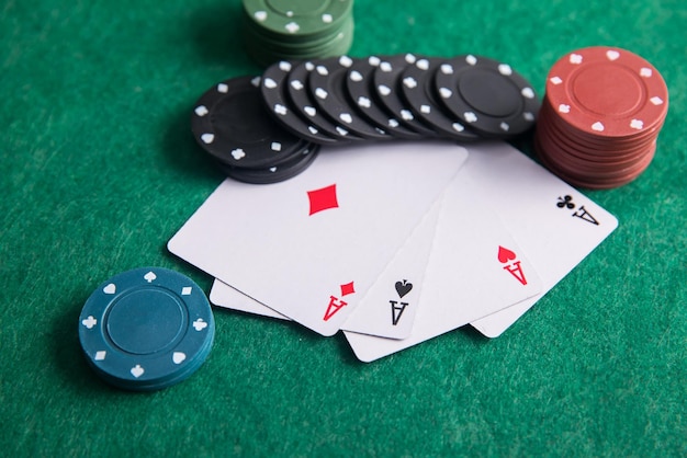 Par de ases com fichas de poker