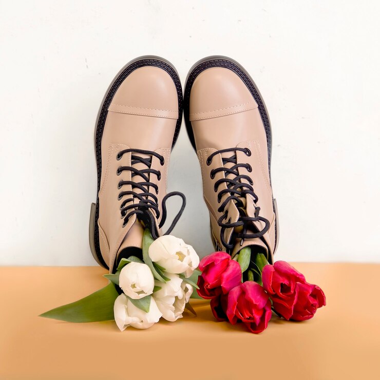 Par de botas bege com tulipas