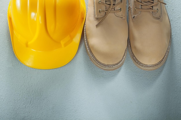 Par de capacete de botas de renda de couro no fundo de concreto