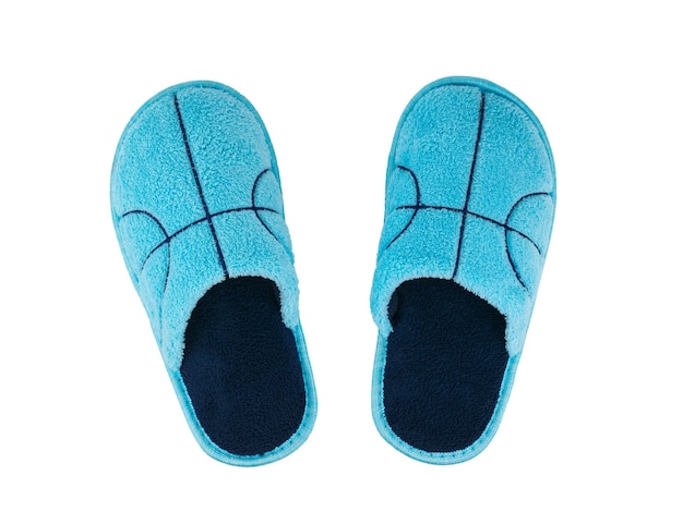 Foto par de chinelos azuis com bordado azul escuro isolado na superfície branca. calçado confortável para casa. a vista do topo.