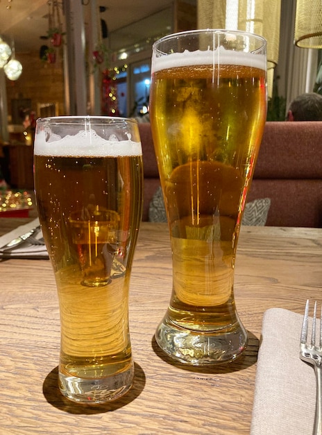 Par de copos de cerveja na mesa de madeira